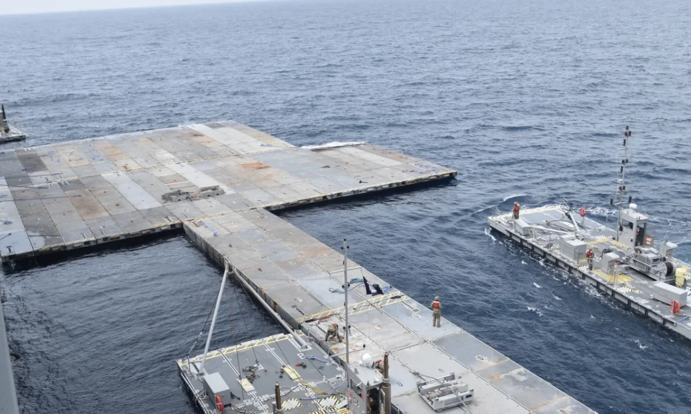 Γάζα: Η προβλήτα των ΗΠΑ για την παράδοση της βοήθειας ρυμουλκήθηκε ξανά στο λιμάνι της Ασντόντ